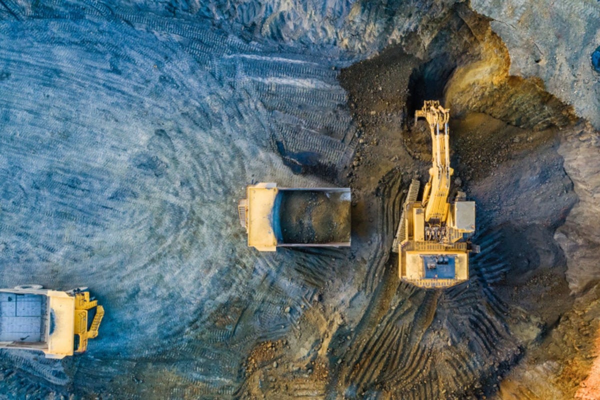 Coeur Mining advances Silvertip with flow-through shares;  Solitaire finds high-grade gold;  Hecla Names Director and More: Tuesday's Top Mining Stories - Hecla Mining (NYSE:HL), Coeur Mining (NYSE:CDE)
