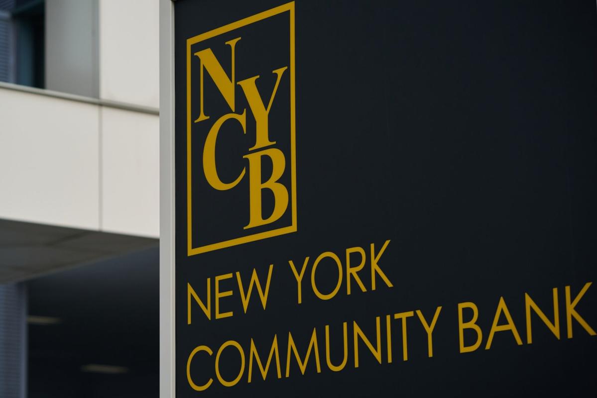 Fitch downgrades NYCB to junk, as Moody's digs deeper